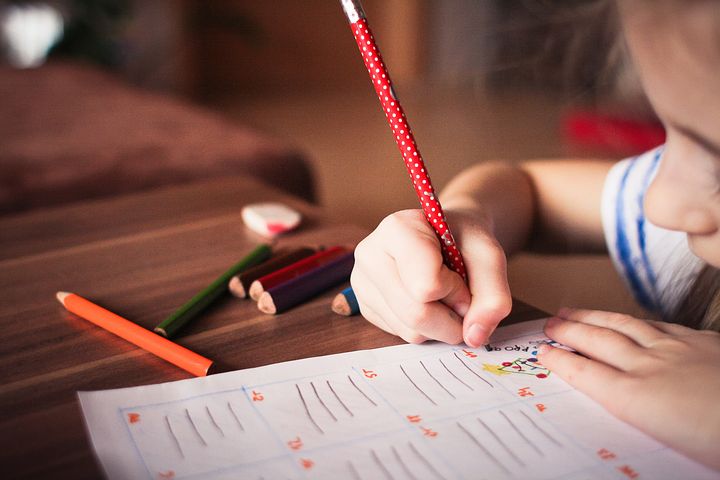Plusieurs exercices pour bien faire l'école à la maison